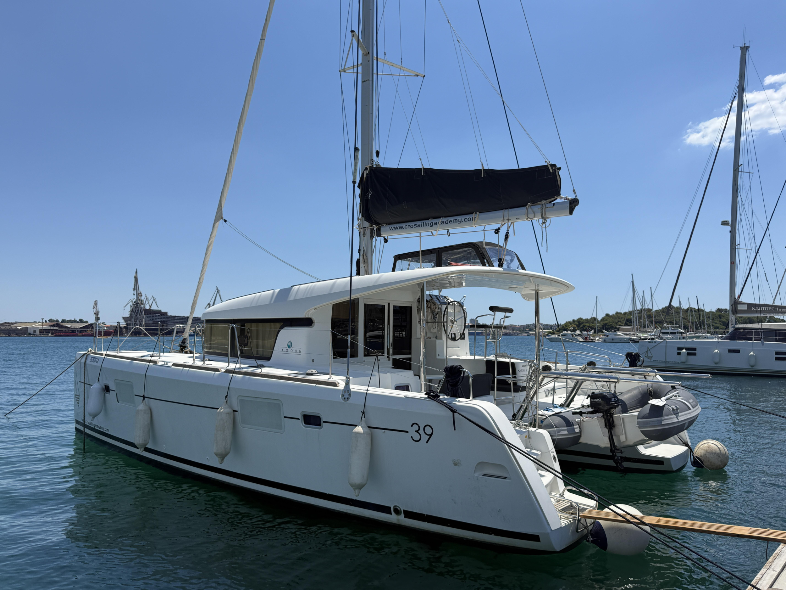 Lagoon 39 — photo 2