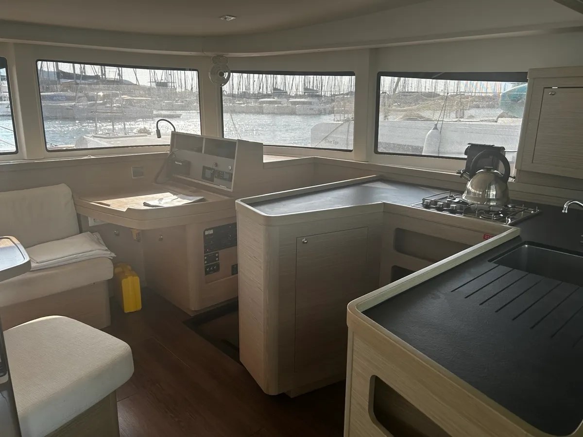 Lagoon 42 — photo 11