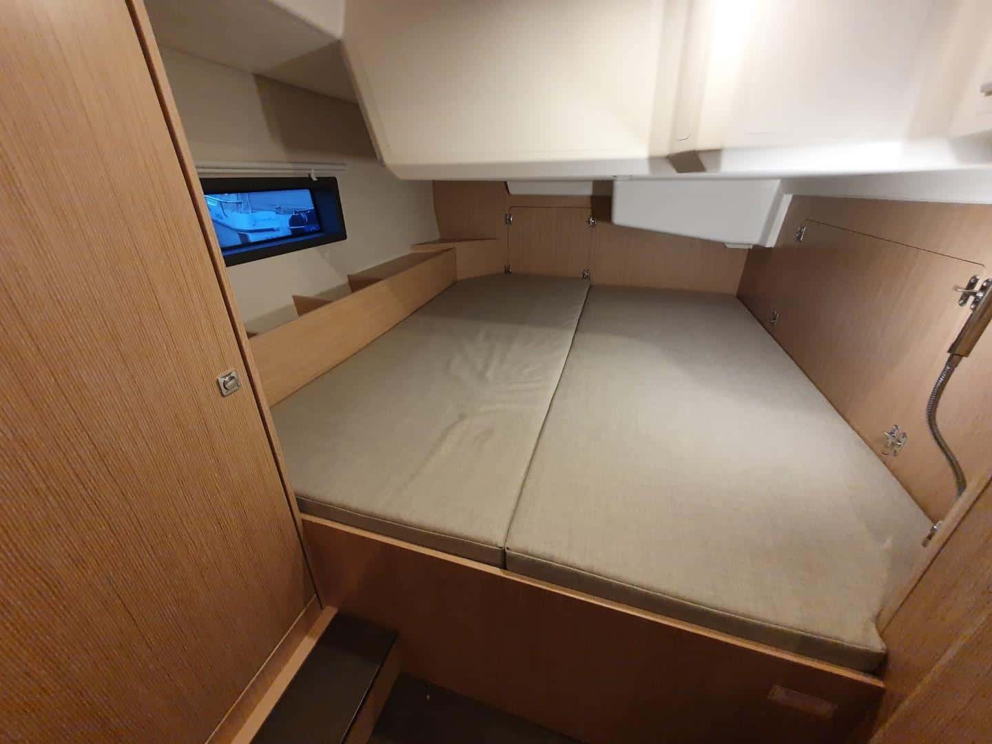 Bavaria C42 — photo 16