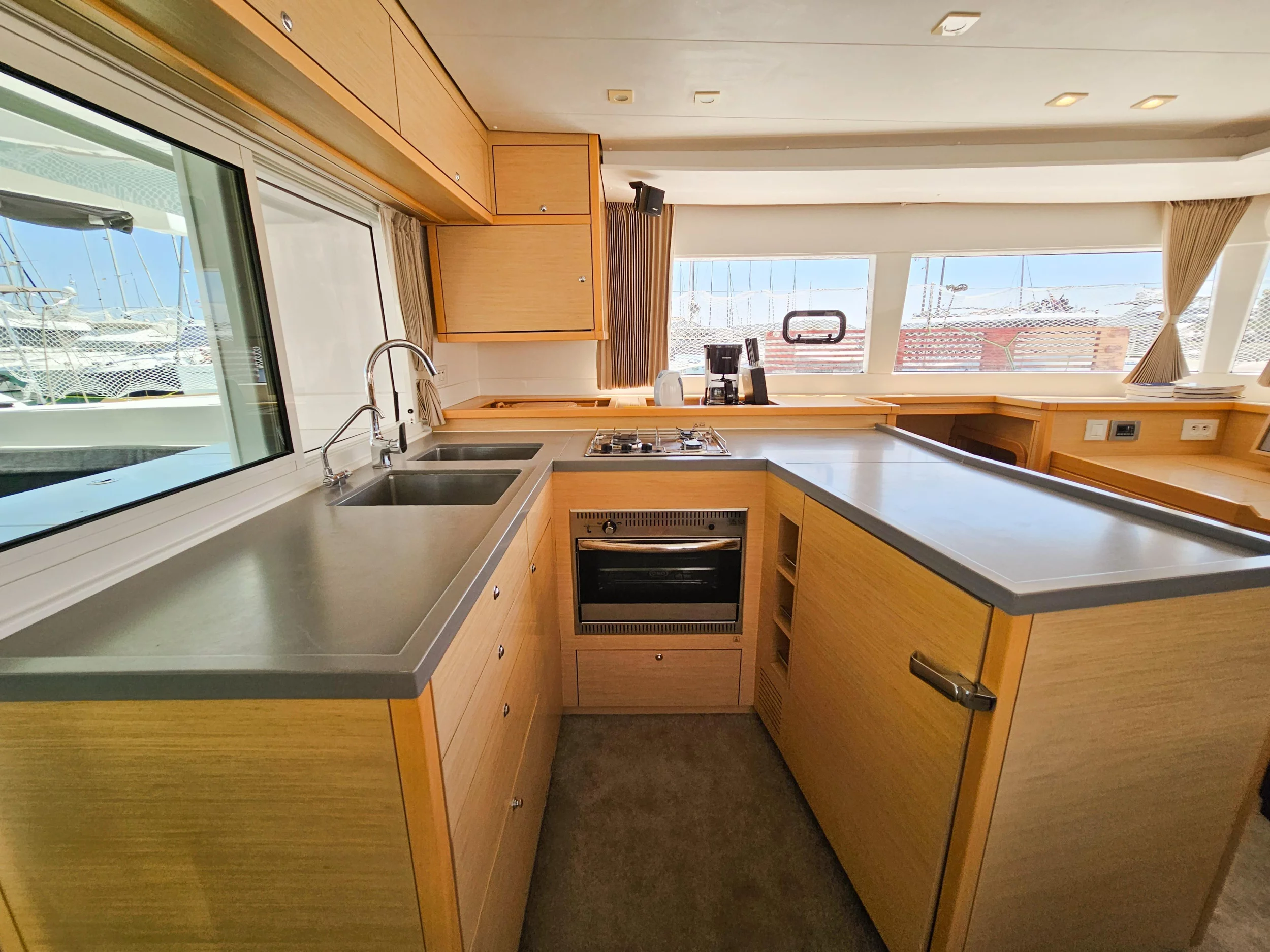 Lagoon 450 Fly (BAROS) kitchen1 - 9