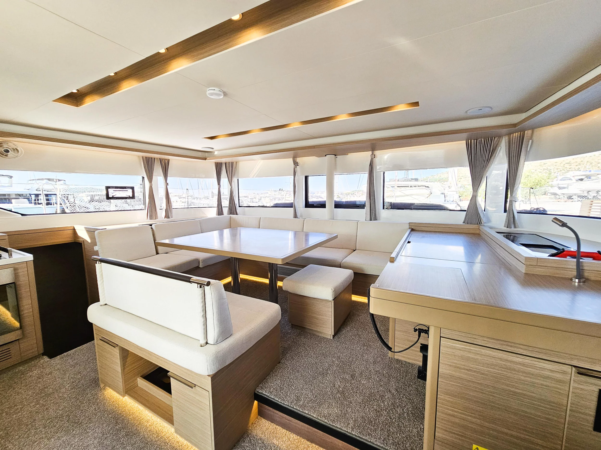 Lagoon 51 Fly (Nevera) Interior image - 20