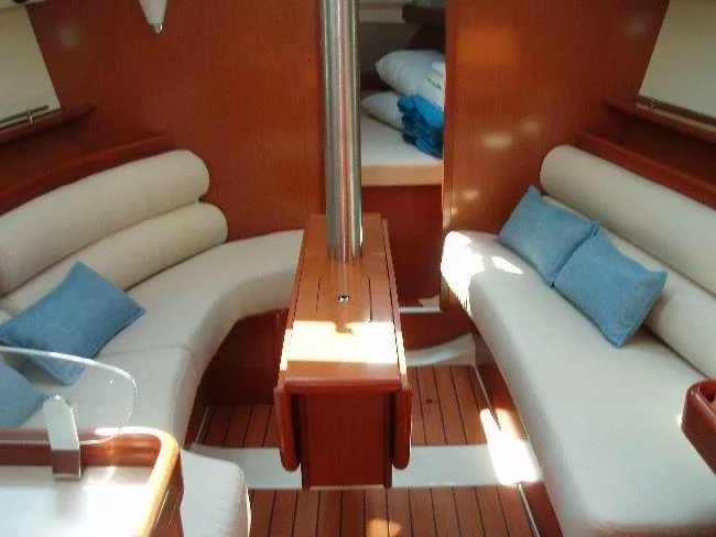 Oceanis 34.3 (S/Y Naysika) Interior image - 1