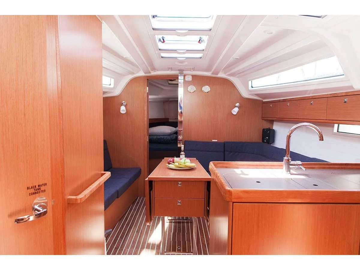 Bavaria Cruiser 37 (S/Y Lydia) Interior image - 4