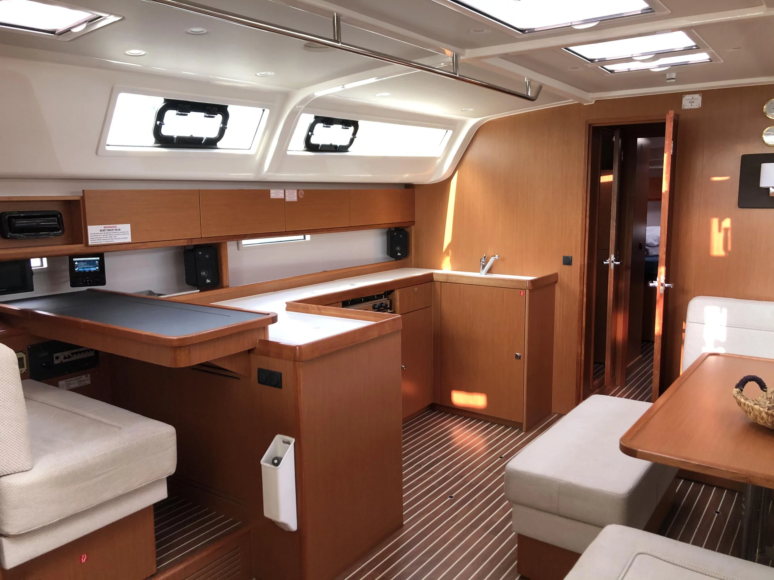 Bavaria Cruiser 51 (S/Y Thalassa) Interior image - 4