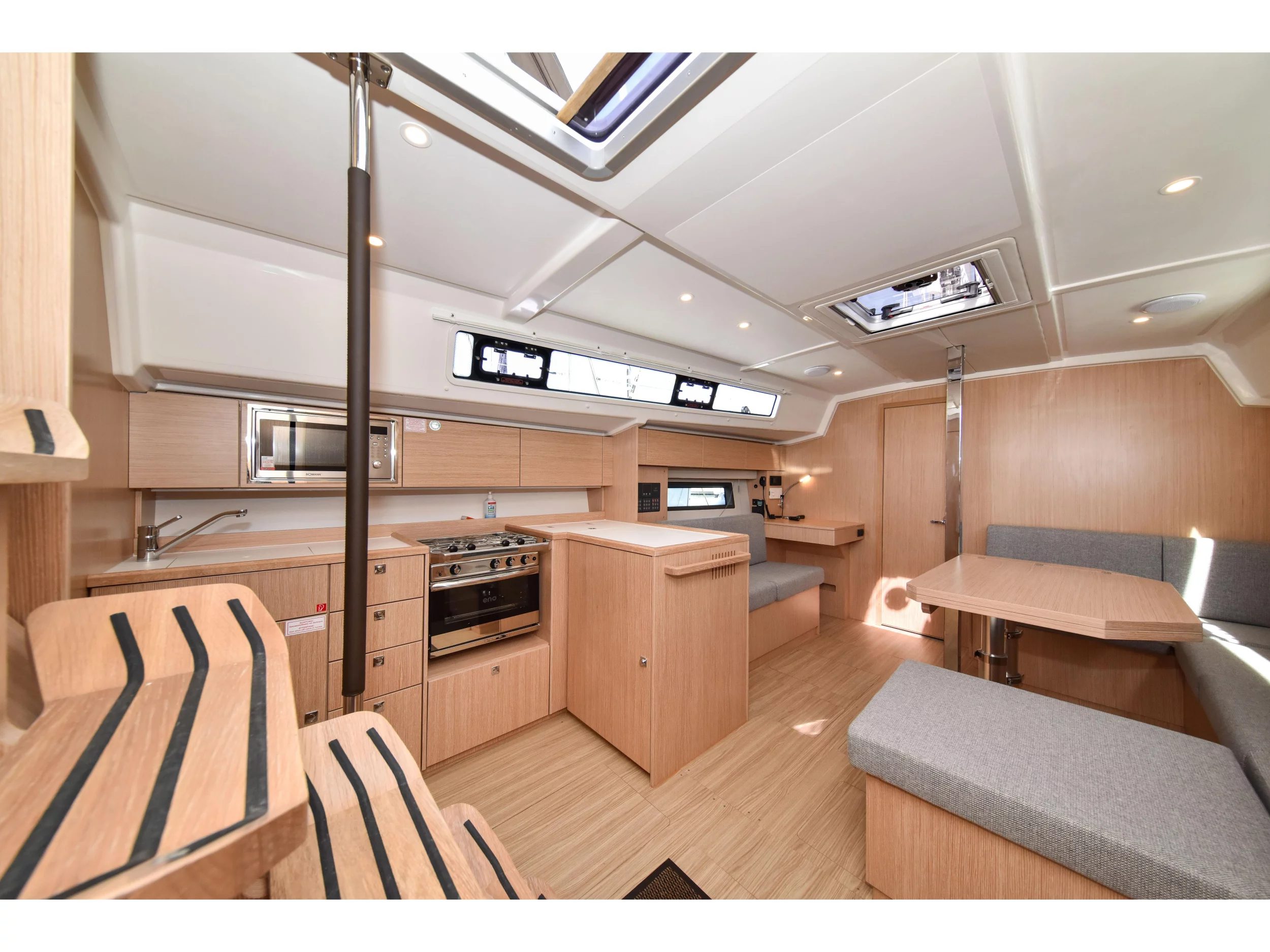 Bavaria C42 (Mauvic) Interior image - 13