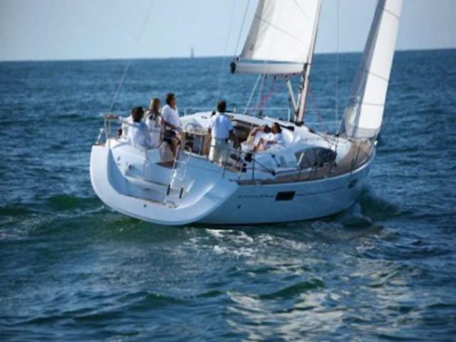 Sun Odyssey 42 DS — photo 3