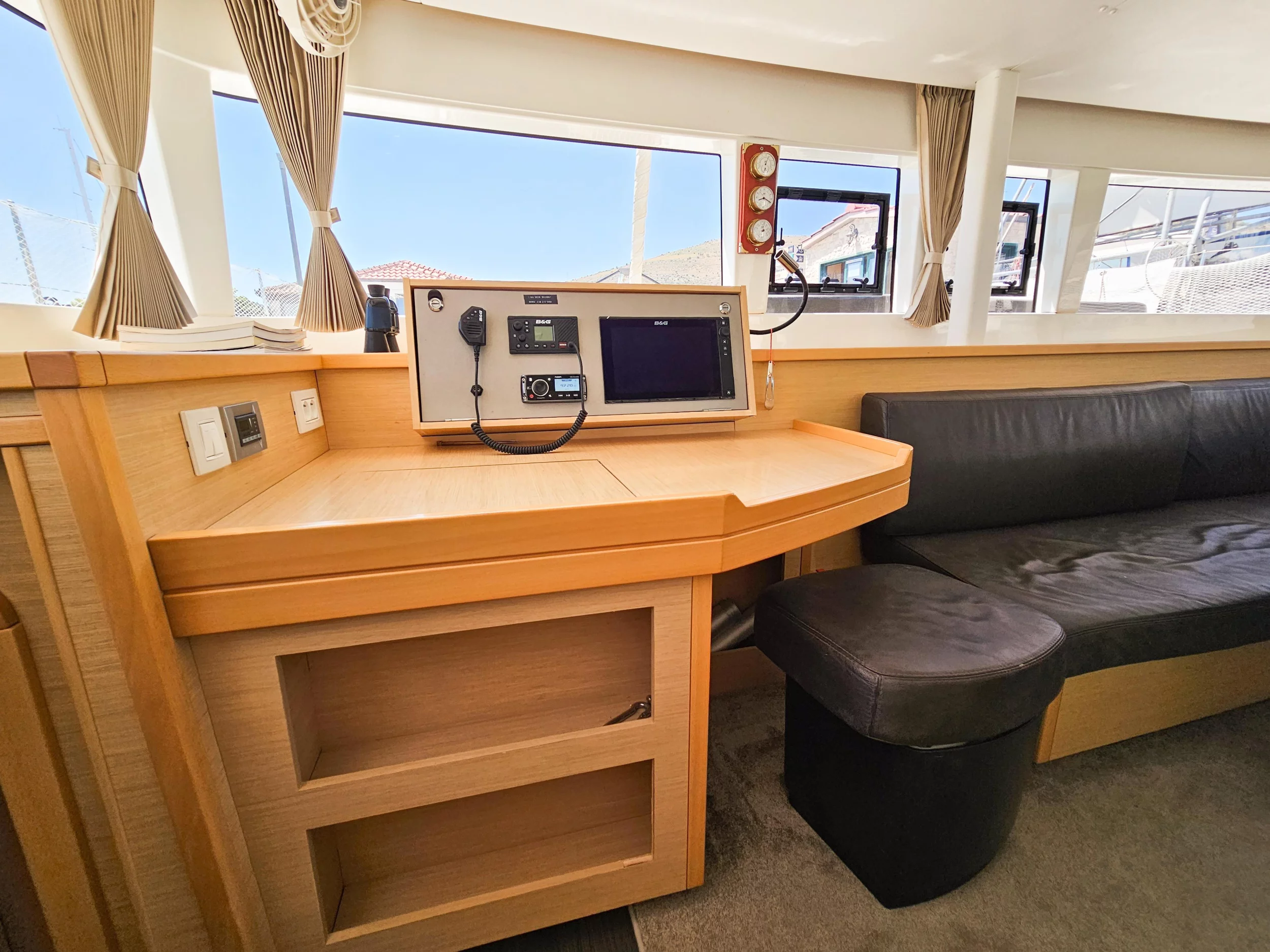Lagoon 450 Fly (BAROS) salon - 3