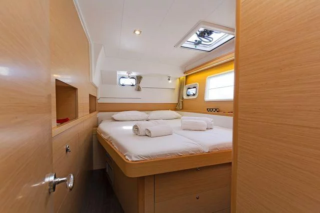 Lagoon 400 S2. (Callisto L400)  - 3