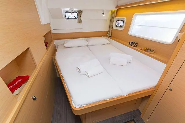 Lagoon 400 S2. (Callisto L400)  - 27