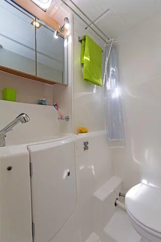 Lagoon 400 S2. (Callisto L400)  - 17