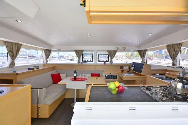Lagoon 400 S2. (Callisto L400)  - 13