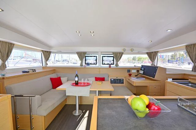 Lagoon 400 S2. (Callisto L400)  - 7