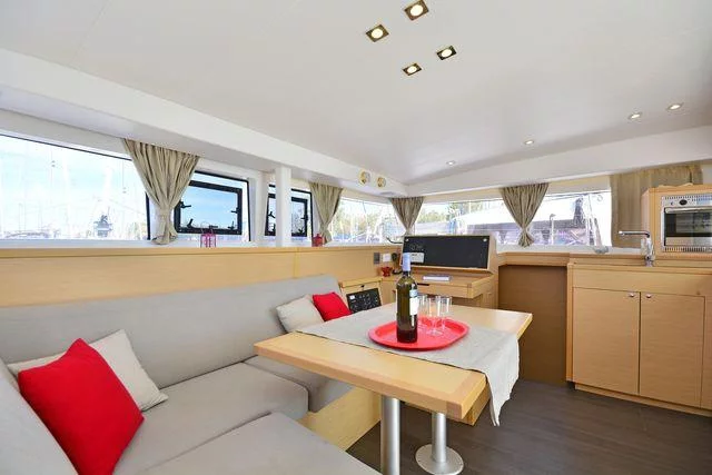 Lagoon 400 S2. (Callisto L400)  - 15