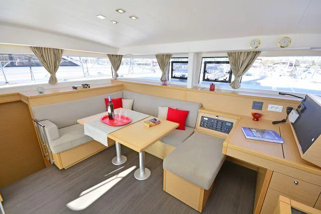 Lagoon 400 S2. (Callisto L400)  - 21