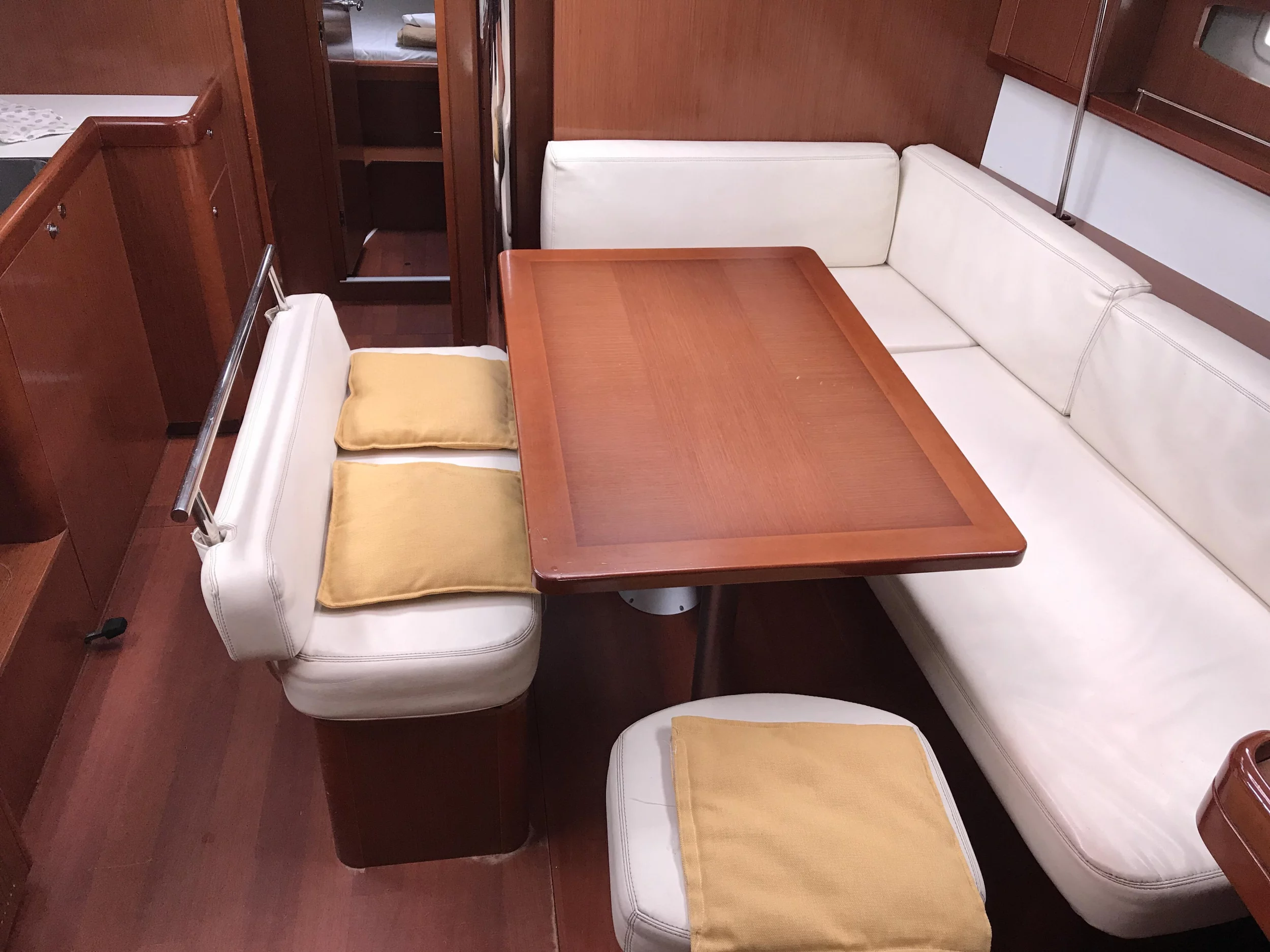 Oceanis 43 (Libra) Interior image - 10