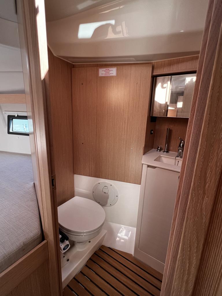 Bavaria C38 (2 heads) — photo 13