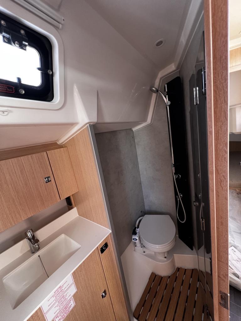 Bavaria C38 (2 heads) — photo 10