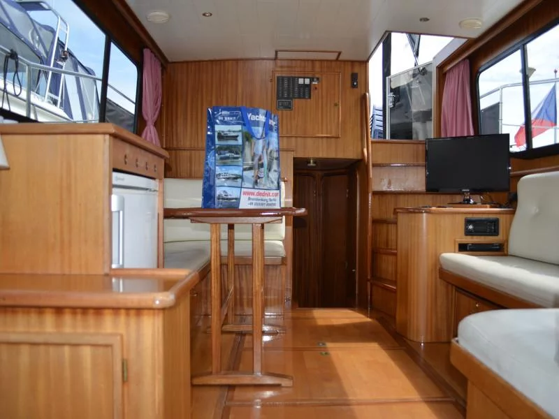 Vri-Jon Contessa 1370 (Silver Lady) Interior image - 6