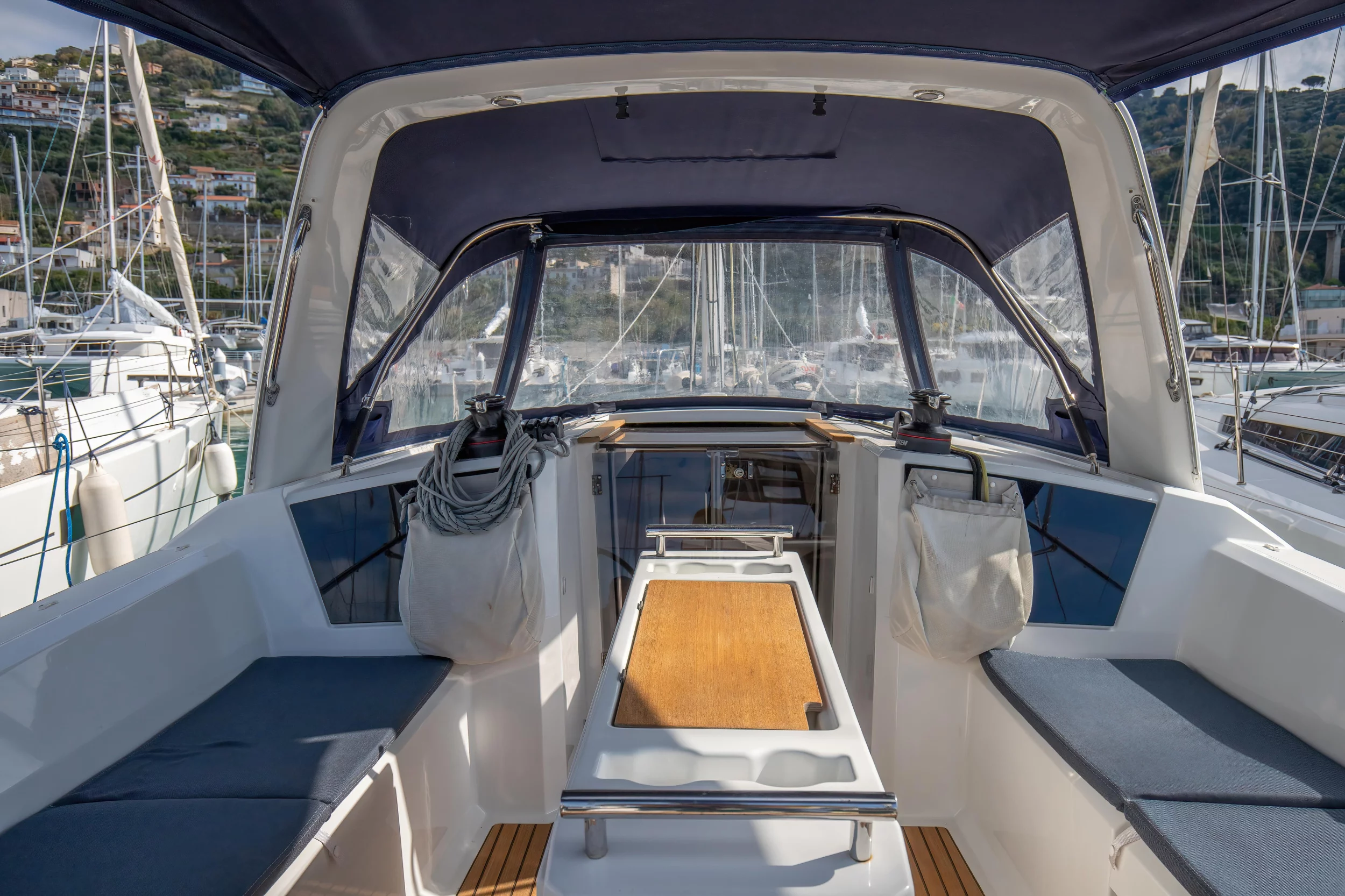 Oceanis 38.1 (Eos - Comfort line)  - 27