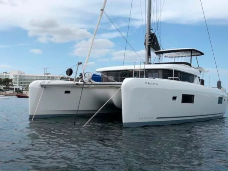 Lagoon 42 Version 3 Cabinas Full Equipe (Side)  - 9