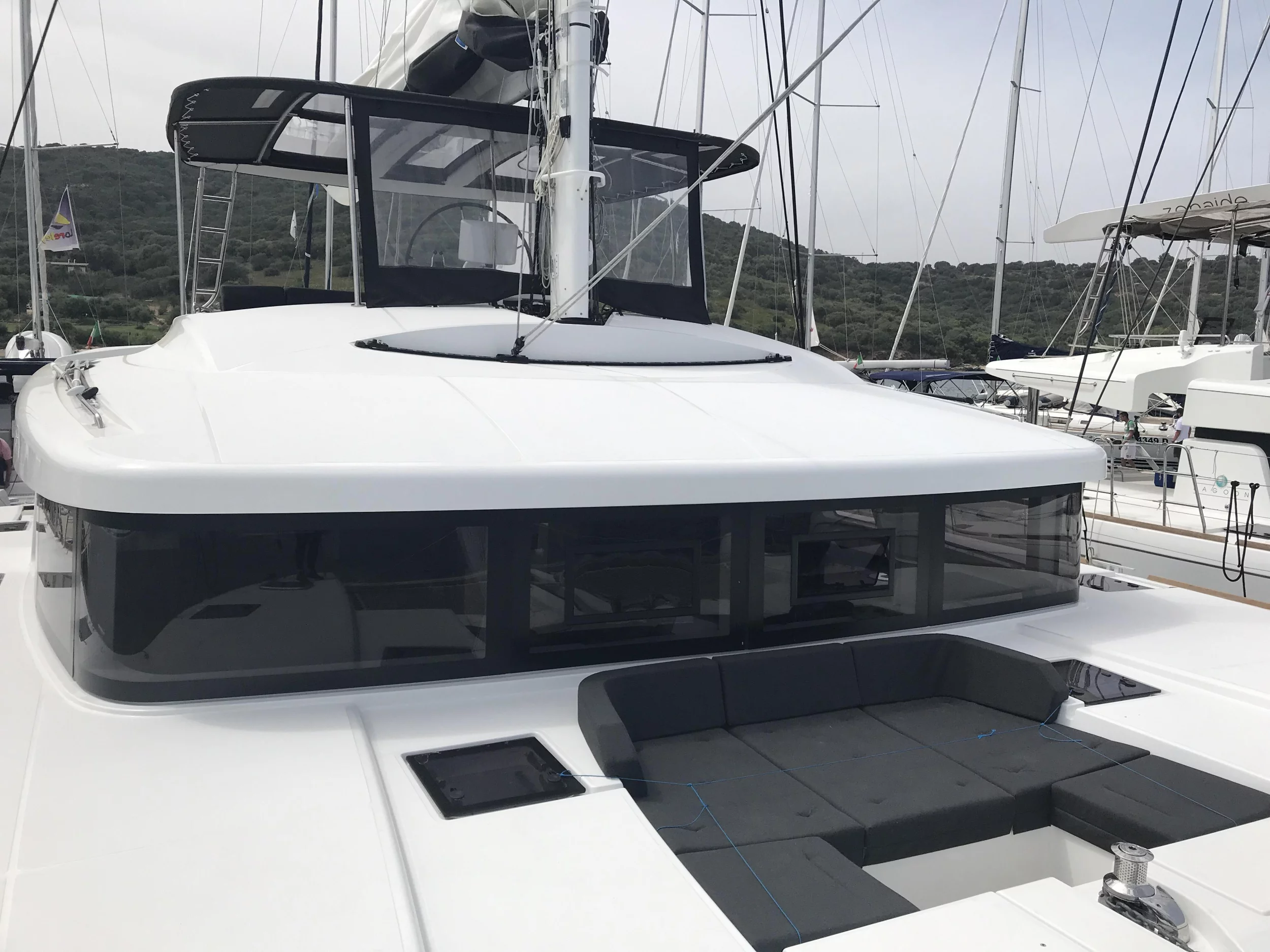 Lagoon 52F - 6 cab (Dugongo II (GND) (6 cab + 1 crew) (, WM, , Inverter, Tender Lift))  - 14