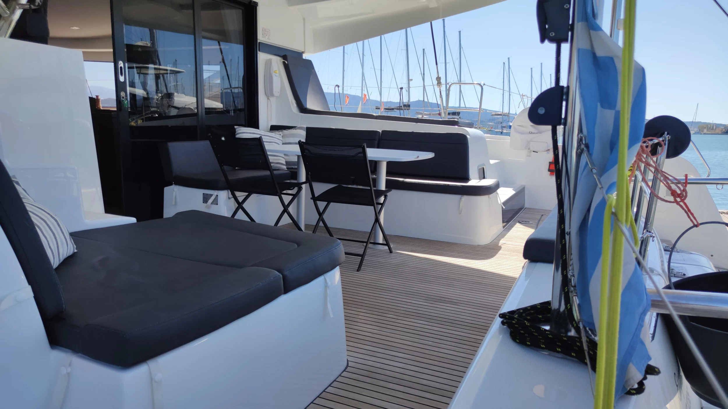 Lagoon 42 (Euphoria) Outside salon - 9