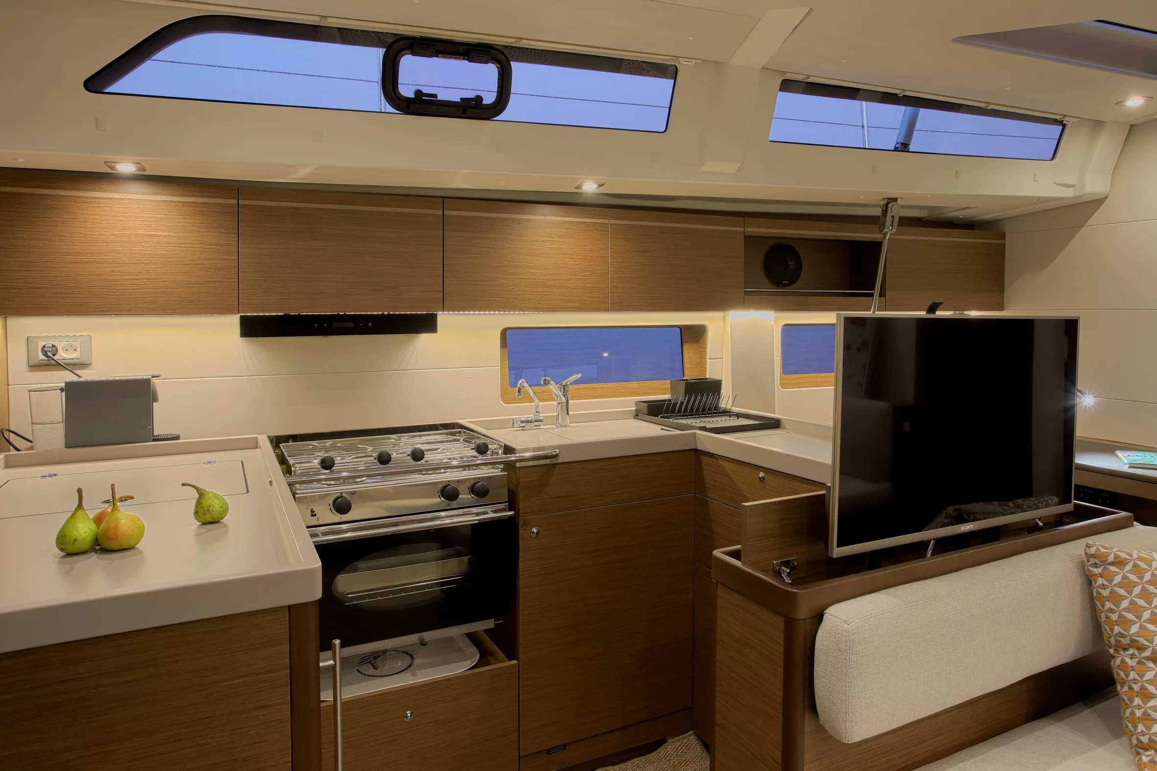 Oceanis 51.1 (Mickey G) Saloon - 9