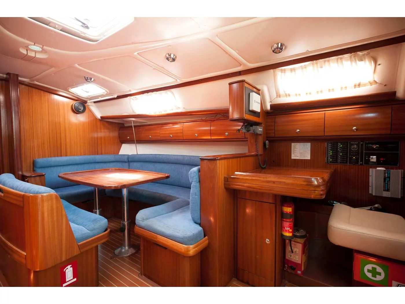 Bavaria 38 Cruiser (Meander) Interior image - 2