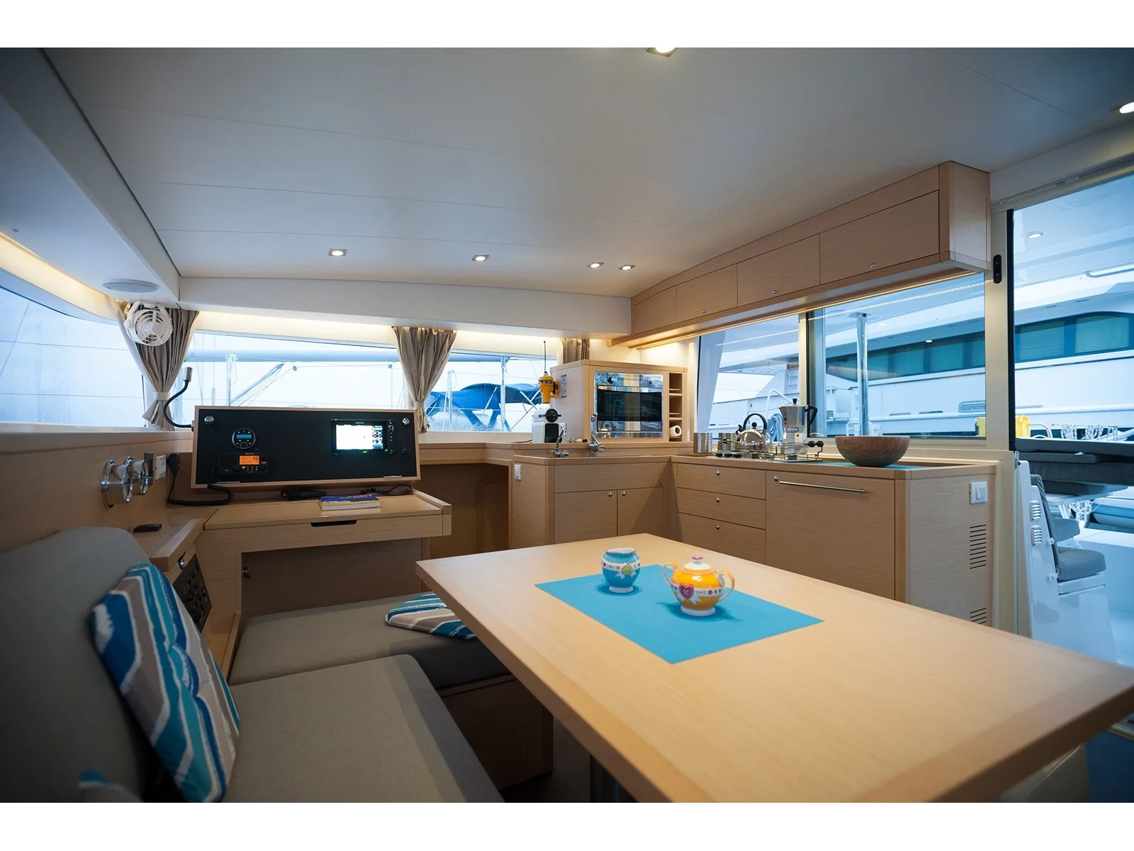 Lagoon 400 S2 (Lady Dom) Interior image - 3