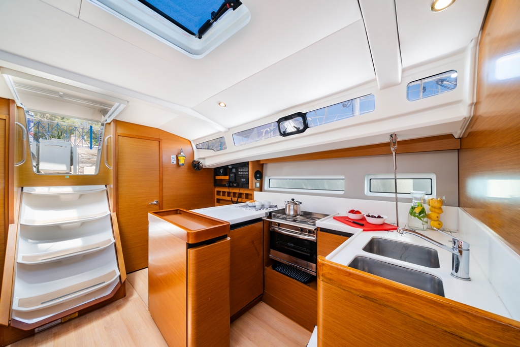 Sun Odyssey 440 — photo 7