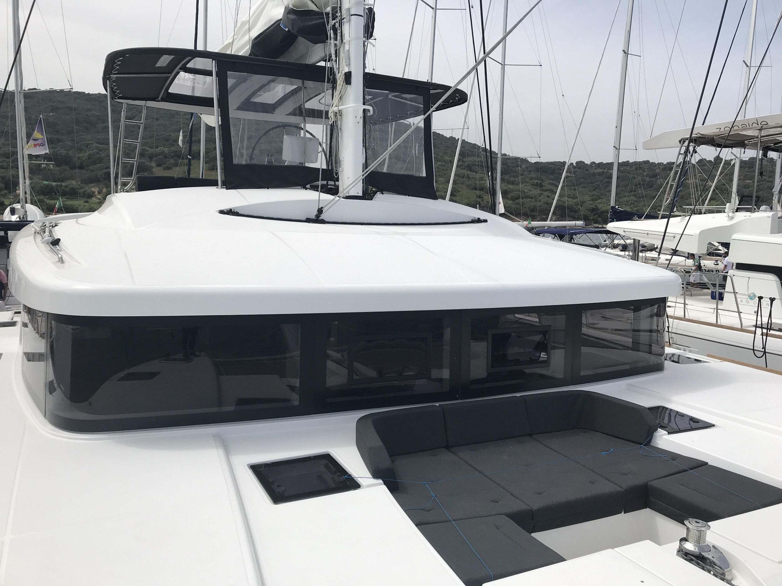 Photo #13 - Lagoon 52F - 6 cab (Dugongo II (SXM) (6 cab + 1 crew) (, WM, , Inverter, Tender Lift)) en Marigot - 10447