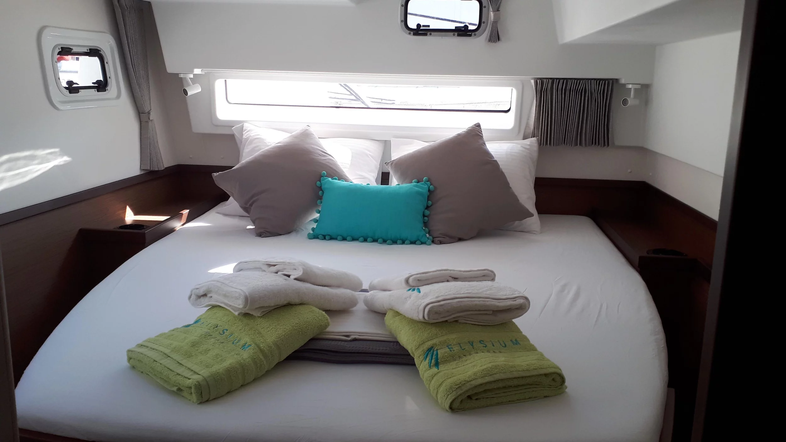 Lagoon 42 (Elysium crewed - VIP equipped)  - 21