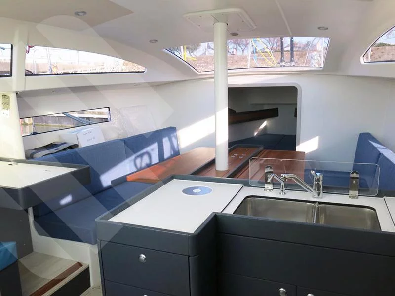 RM 1070 (Ty Punch) Interior image - 4