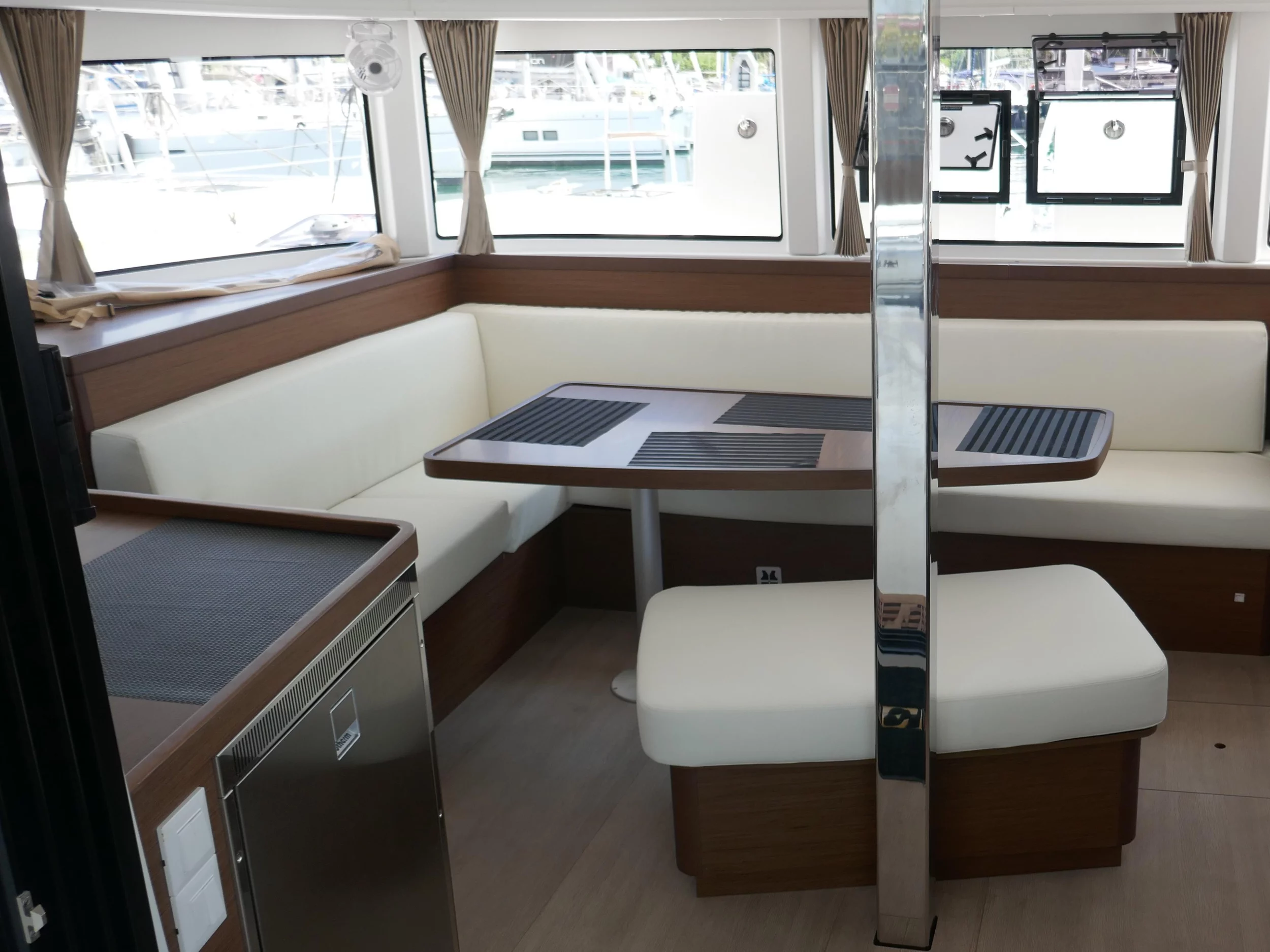 Lagoon 42 (Coral Seas) Interior image - 11