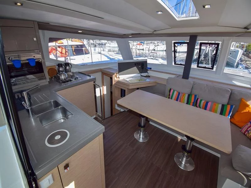 Lucia 40 (Coco D) Interior image - 21
