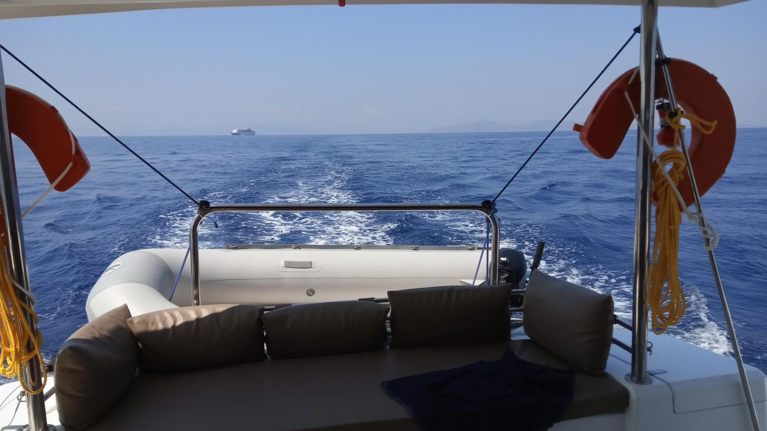Bali 4.1 (Double Kiss) bench seating in the aft cockpit - 8