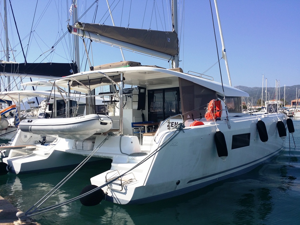 Lagoon 42 (4 Dbl / 2 singles 12) — photo 8