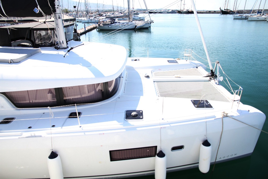 Lagoon 42 (4 Dbl / 2 singles 12) — photo 5