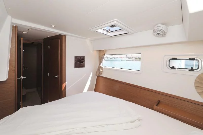 Lagoon 42 (ROYAL SALUTE)  - 8