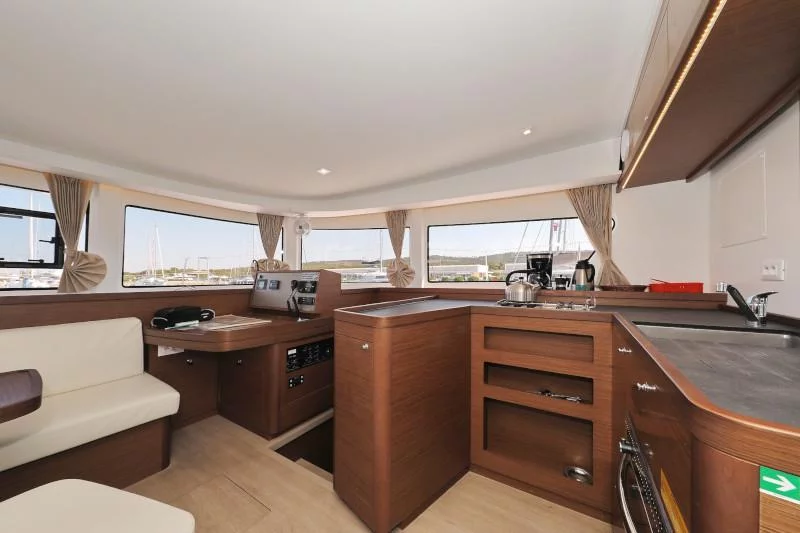 Lagoon 42 (ROYAL SALUTE)  - 75