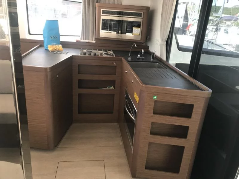 Lagoon 42 (Zippiri (WM, Inverter, Heating))  - 13
