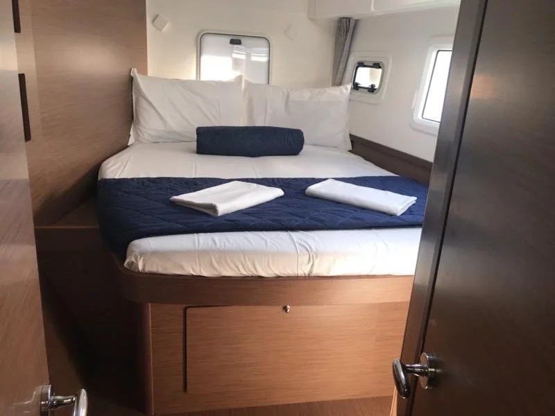 Lagoon 42 (Zippiri (WM, Inverter, Heating))  - 11