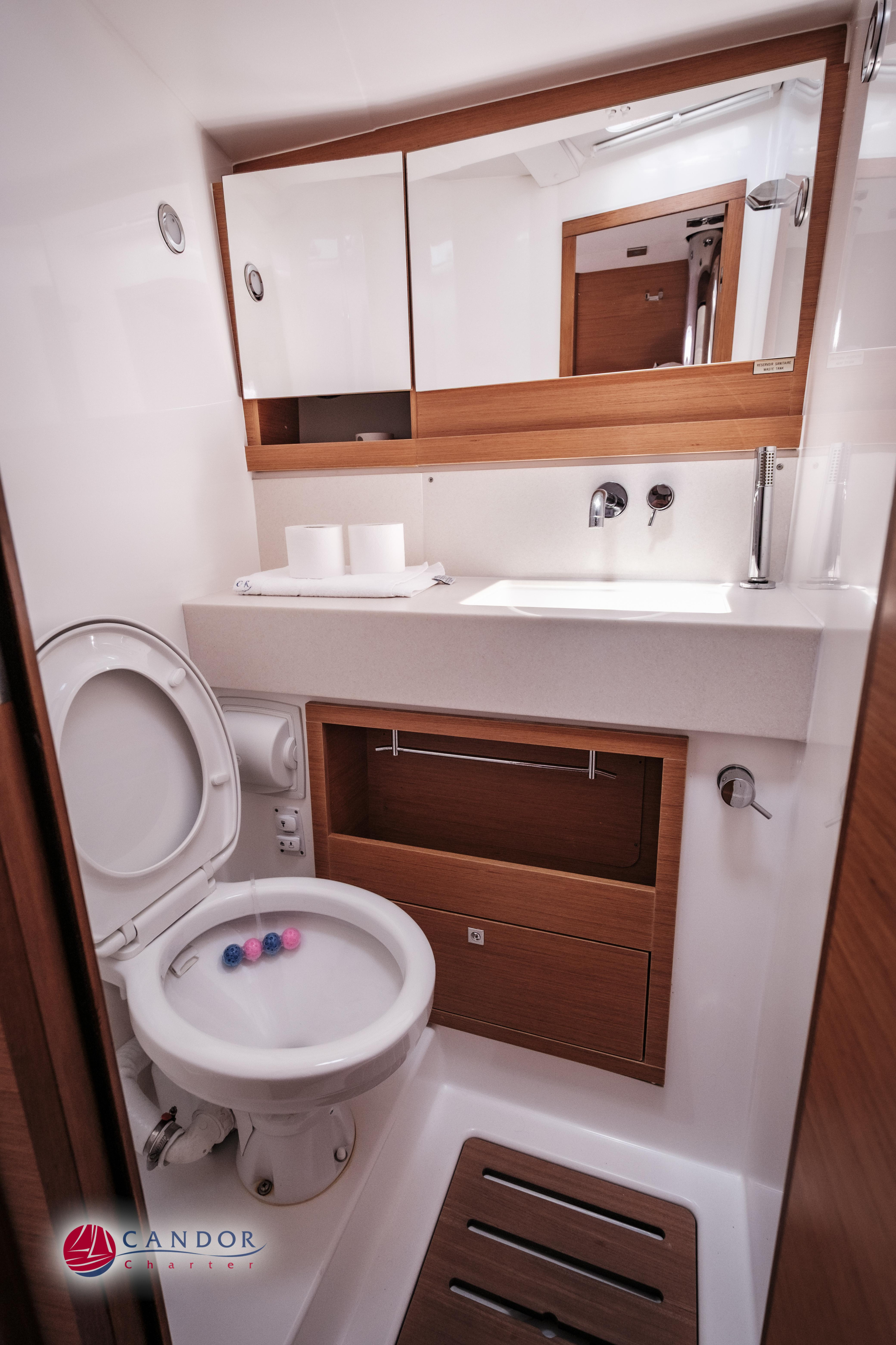 Dufour 470 owner layout — photo 30
