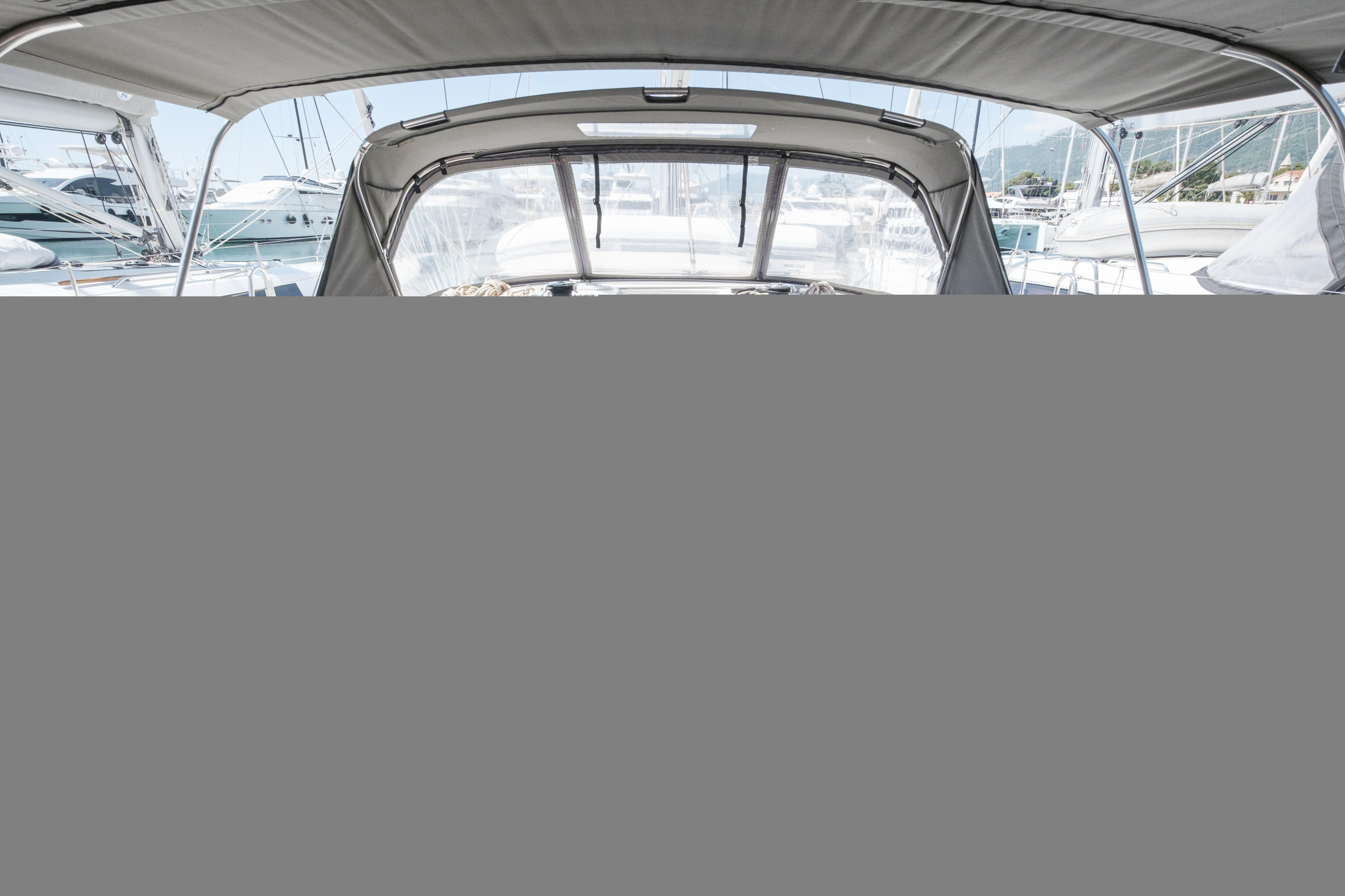 Dufour 470 owner layout — photo 32