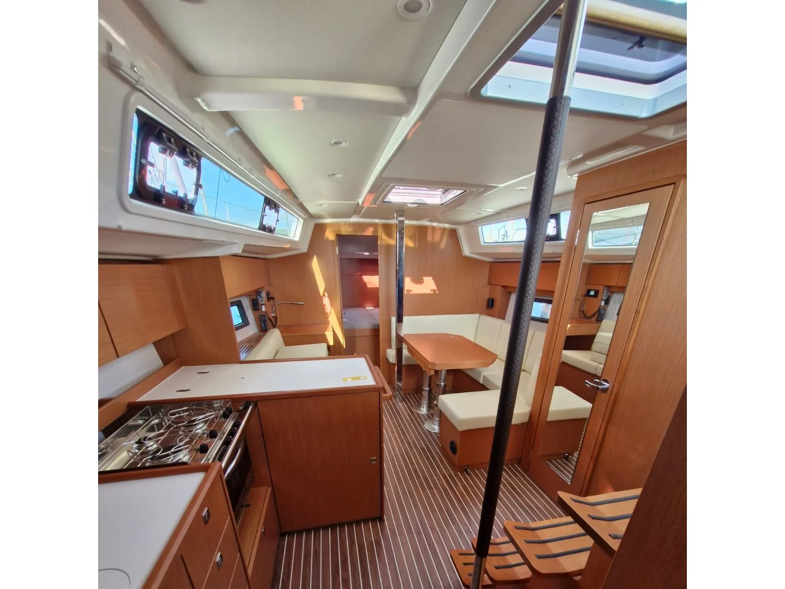 Bavaria C38 (Williams) Interior image - 18