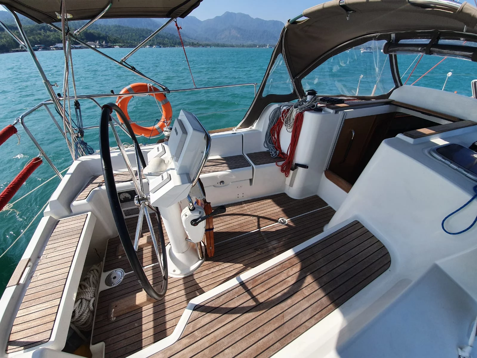 Sun Odyssey 33i (Aqua)  - 1
