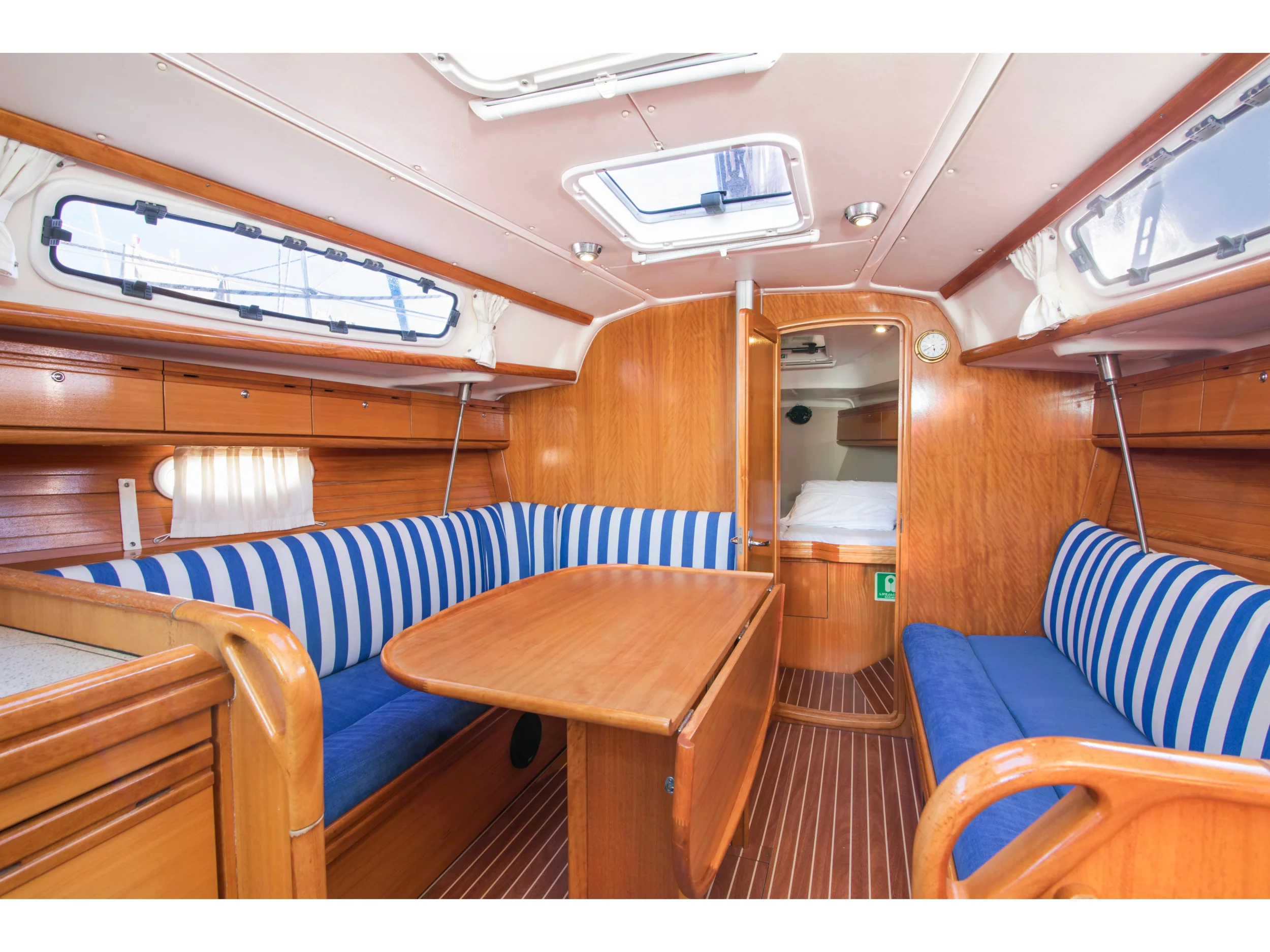 Bavaria 34 Cruiser (Leon) Interior image - 3