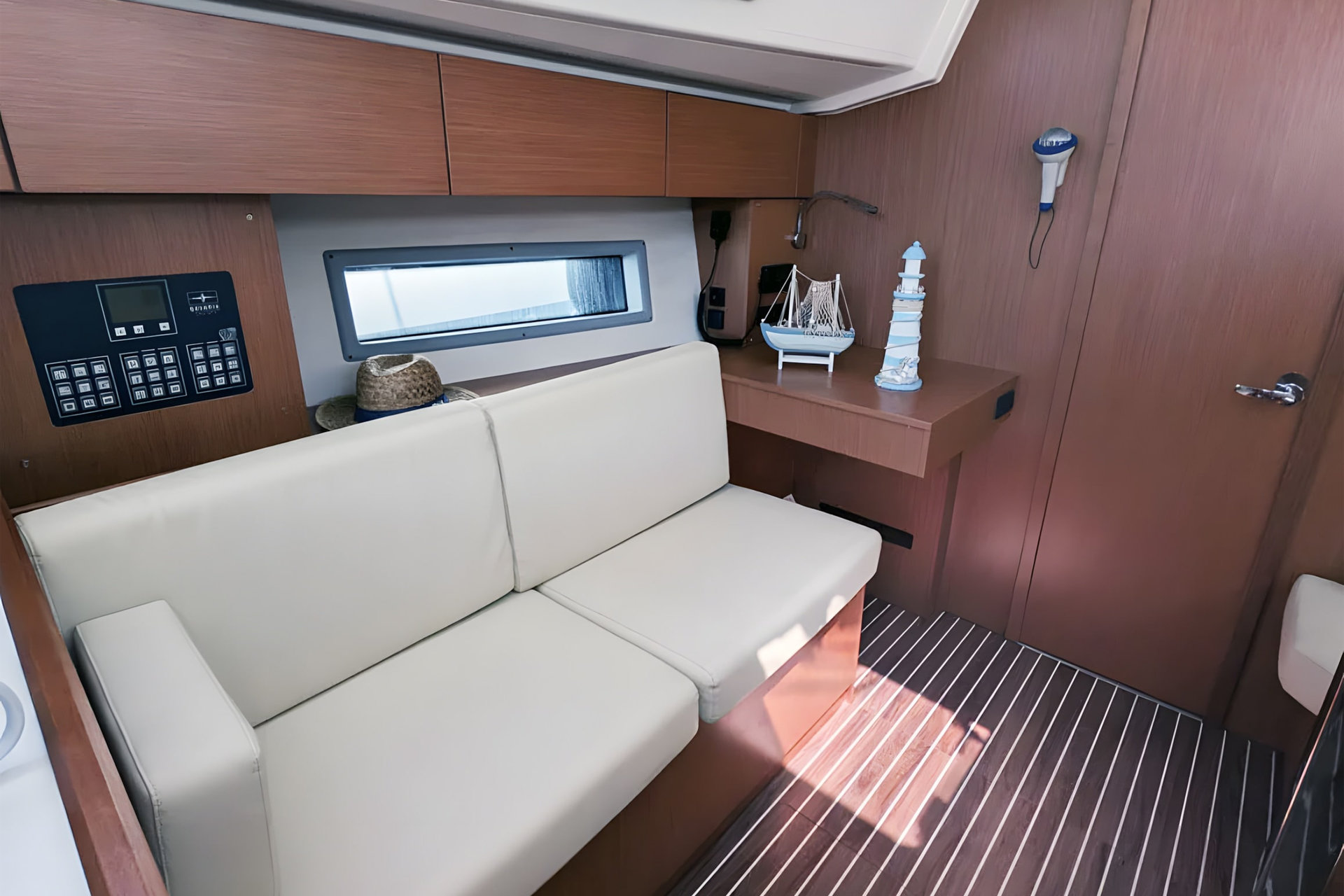 Bavaria C42 — photo 20