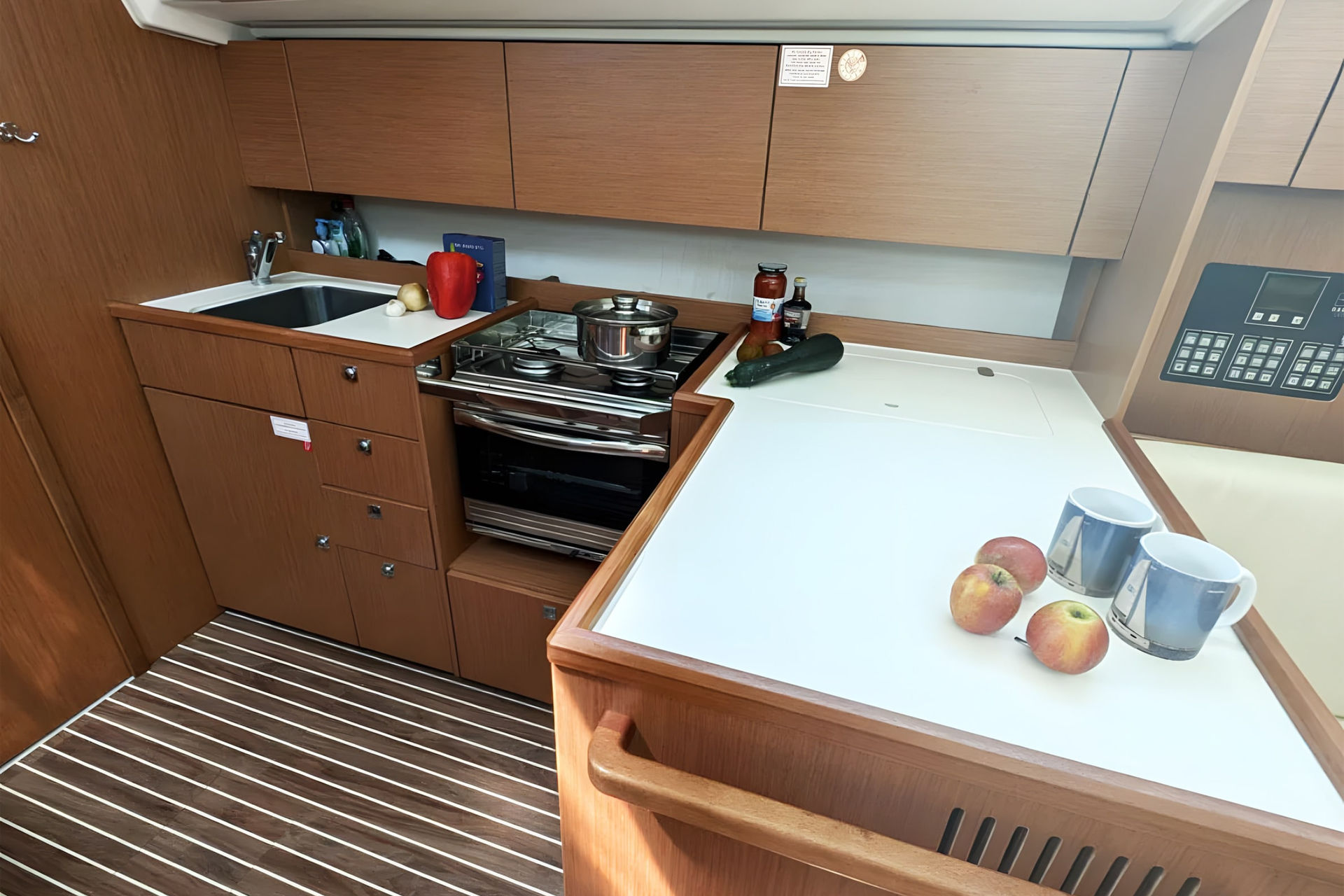 Bavaria C42 — photo 7