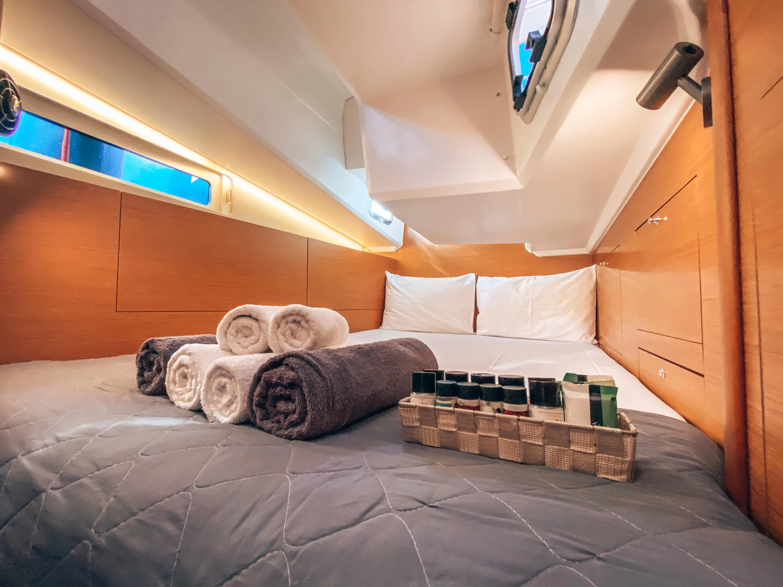 Sun Odyssey 410 (Aquaholic) 10 - 11